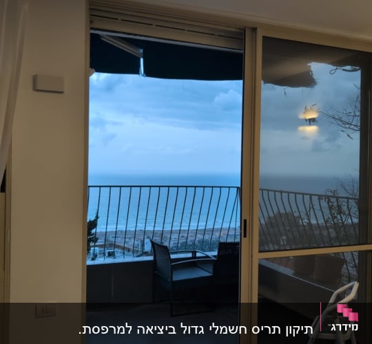 חלון גדול עם נוף לים ומרפסת